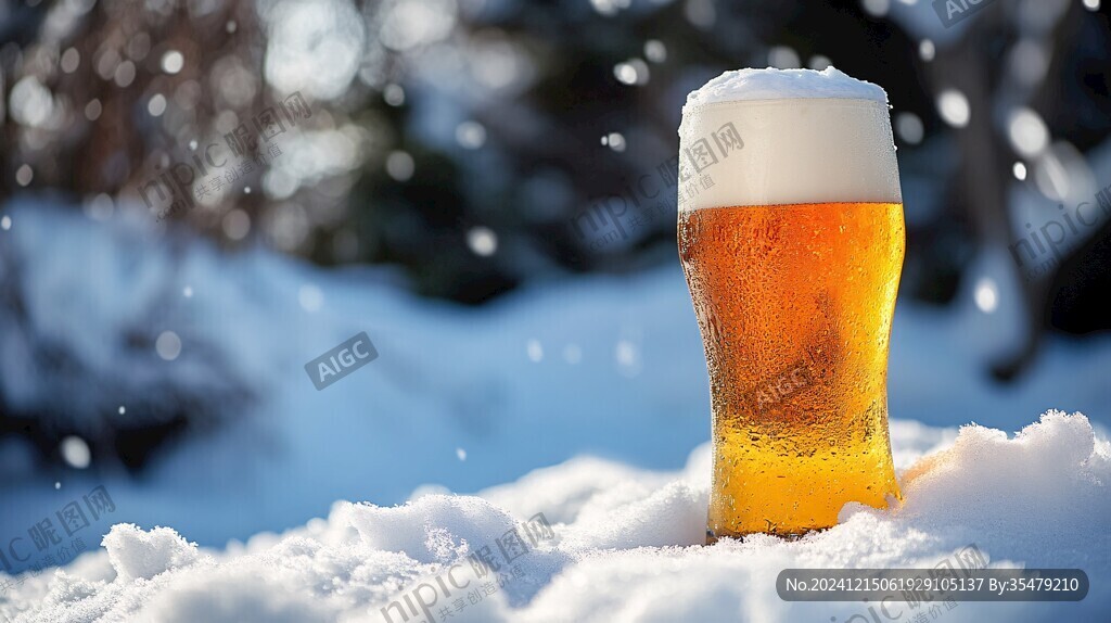 雪地上擺放的一杯啤酒