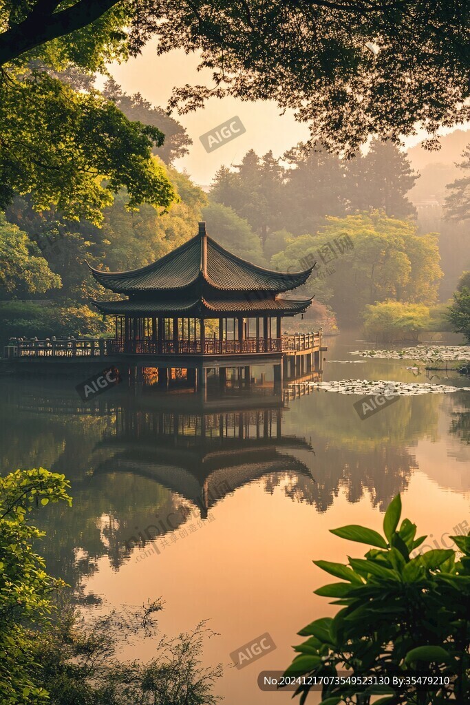 晨霧中的懷思亭