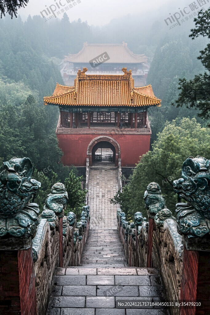 雨中皇家園林建筑