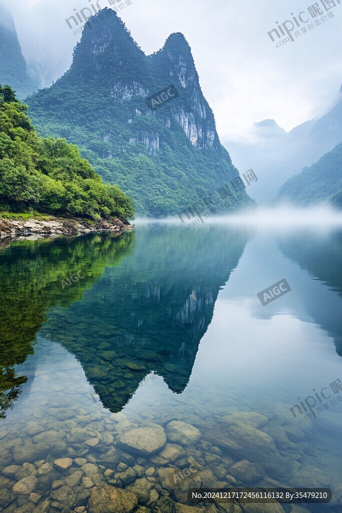 山霧朦朧山水之間