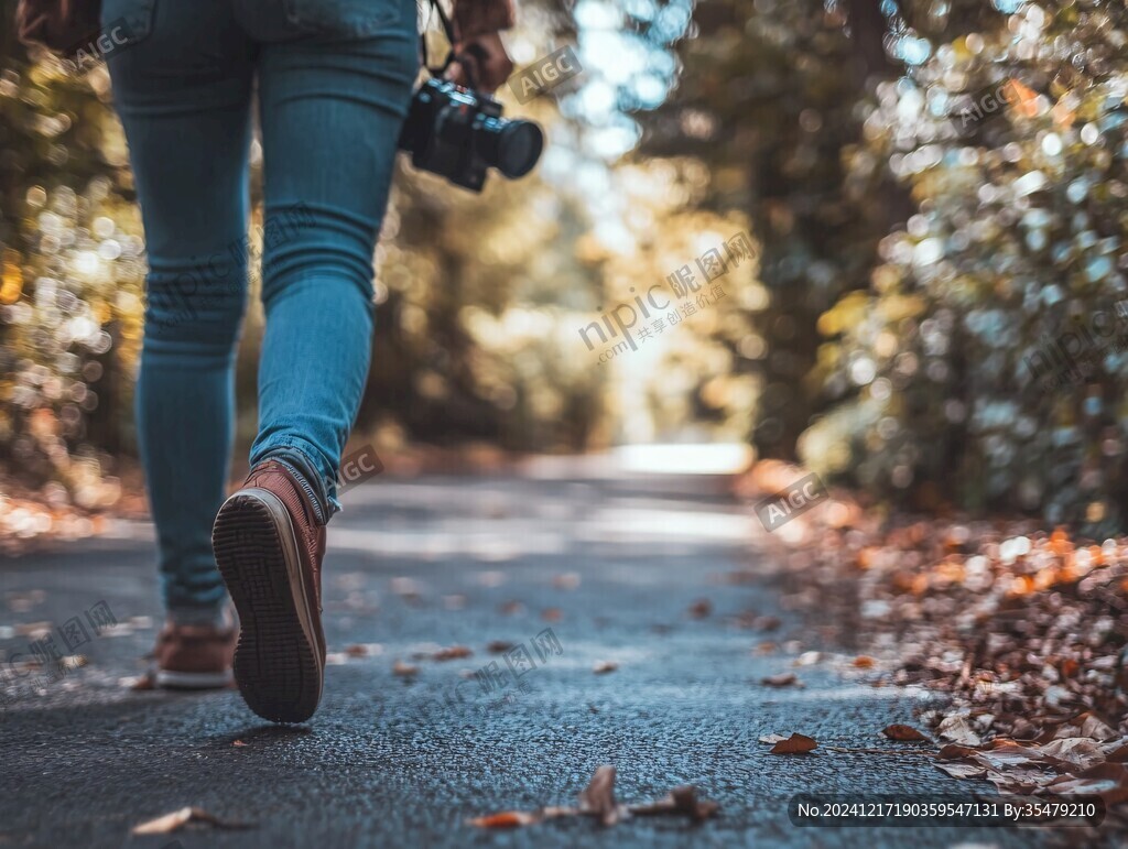 小路上奔跑的孩童