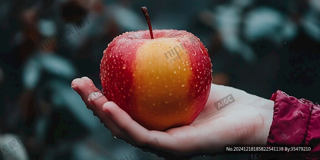 雙手捧紅蘋(píng)果