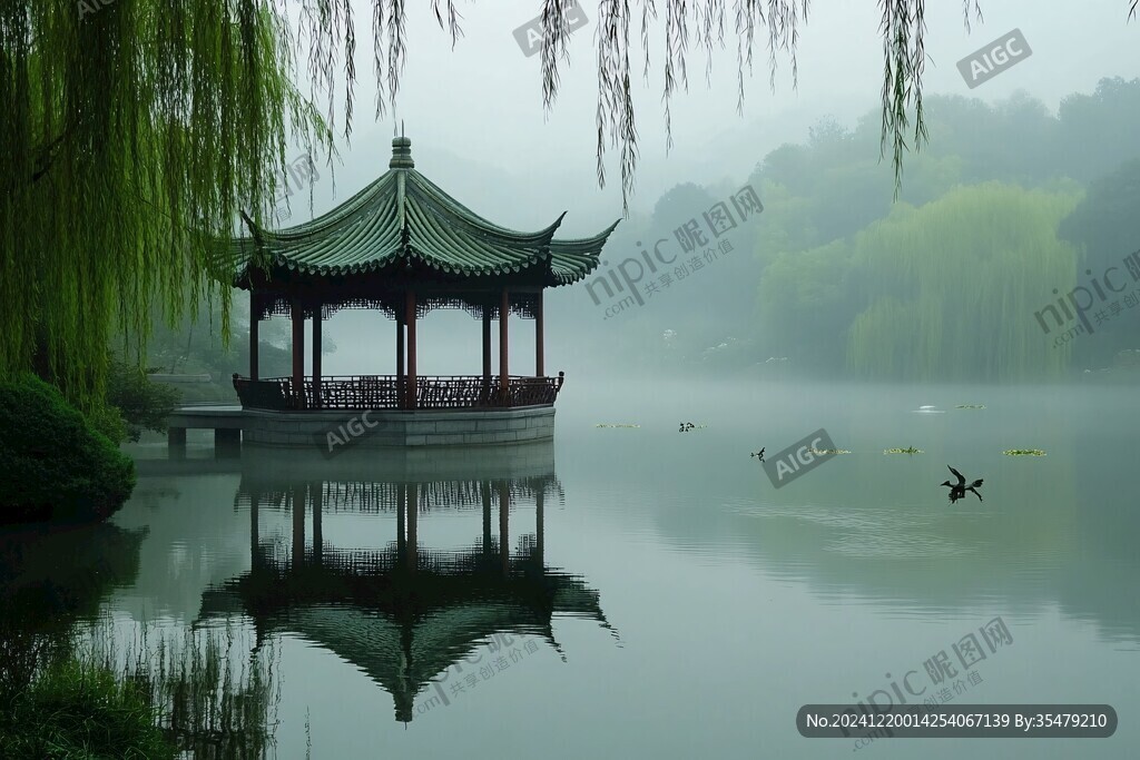 晨霧中的懷思亭
