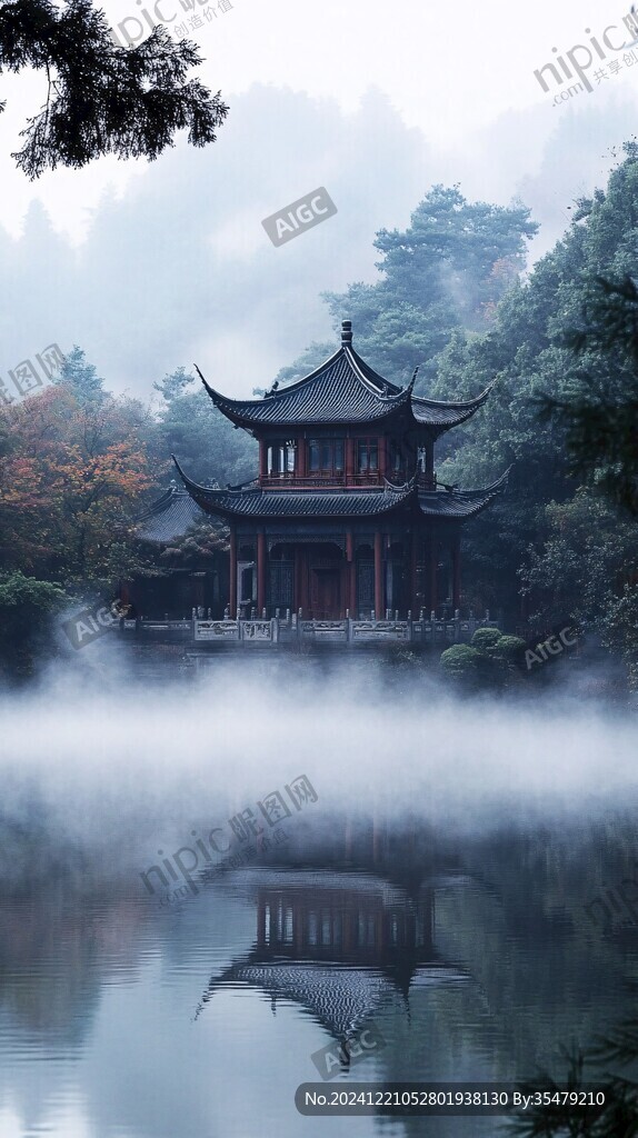 晨霧中的懷思亭