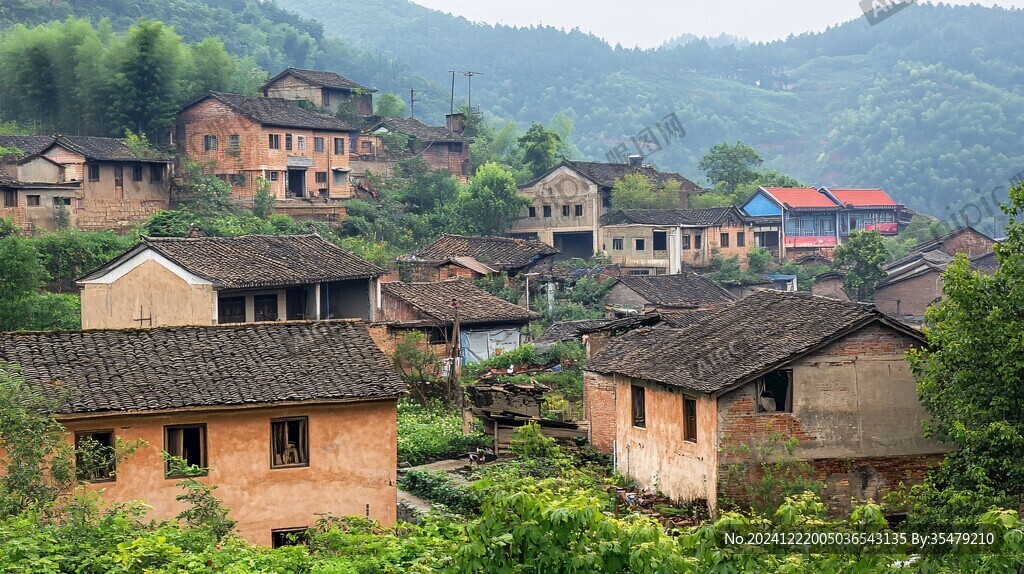夏天的小山村