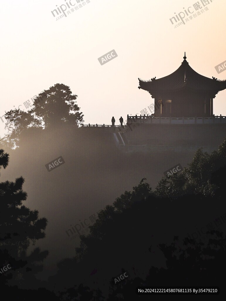 晨霧中的懷思亭