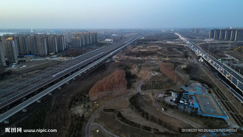 夕陽下行駛的高速列車穿越鐵路