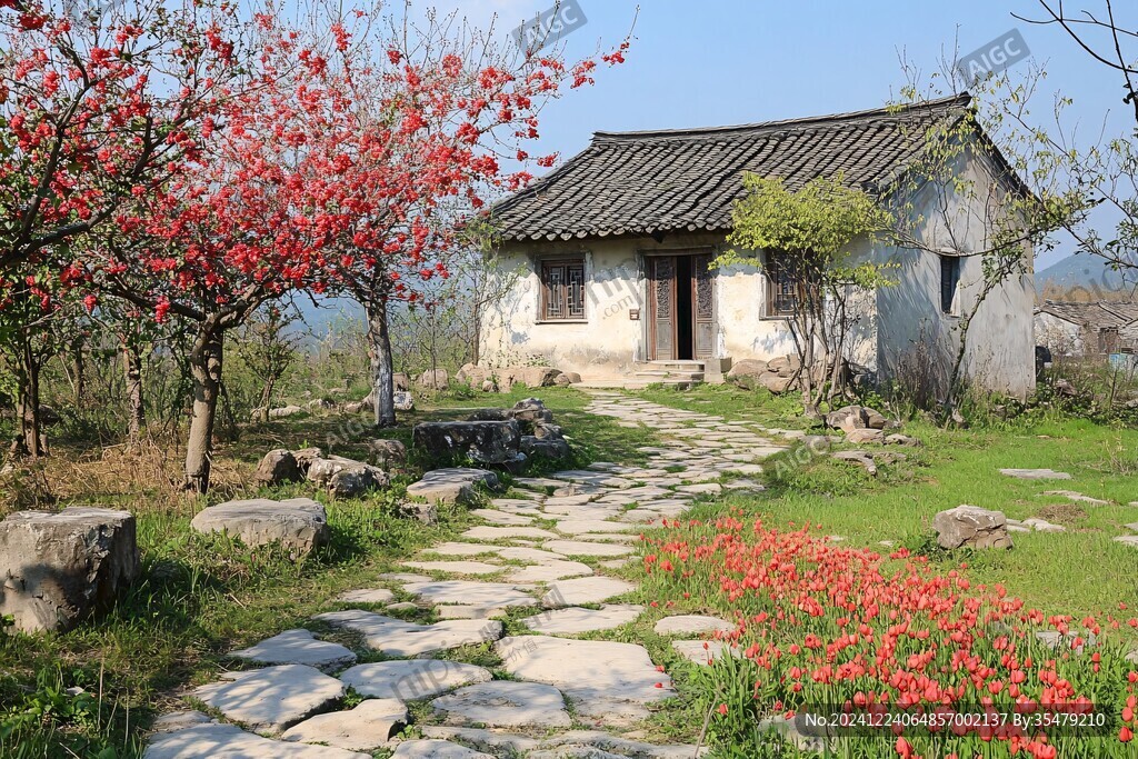 桃花叢中的小屋