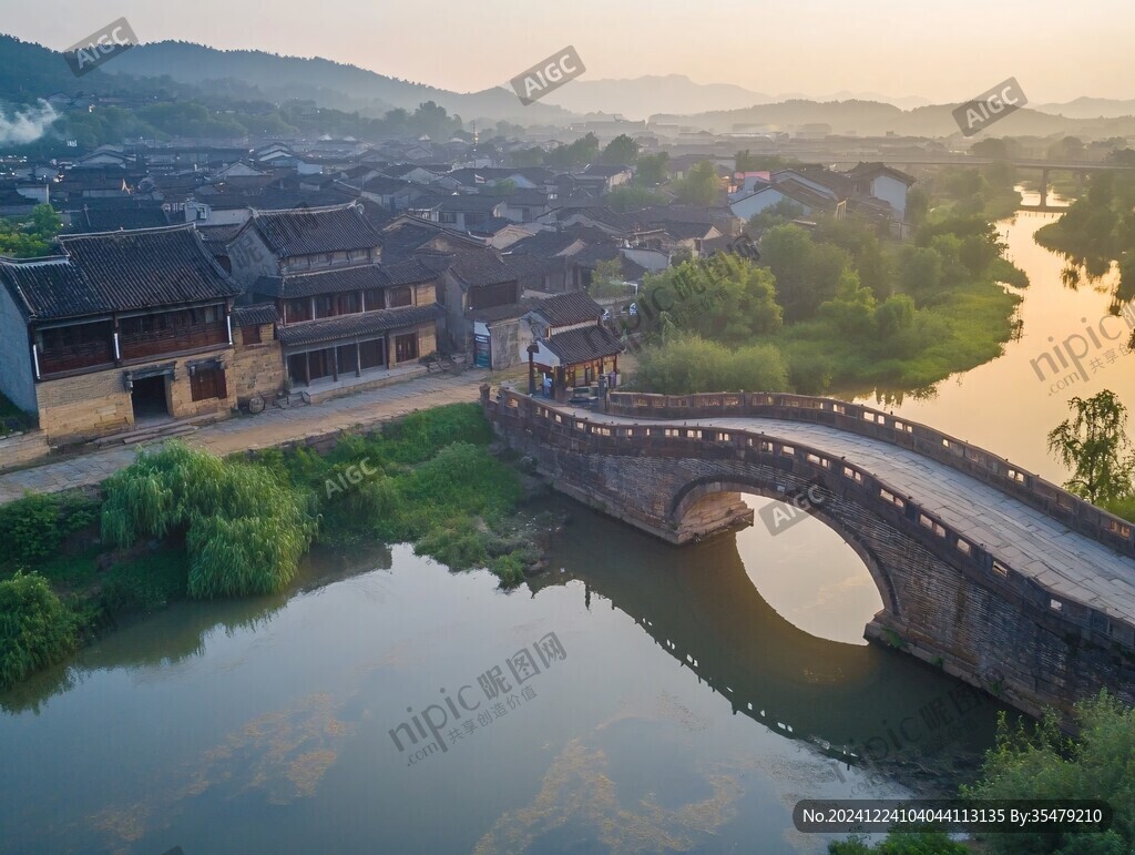 古鎮(zhèn)夕陽下的古橋