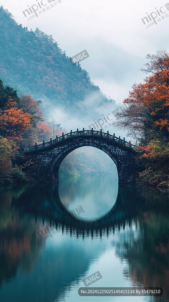 秋日晨霧中的壘心橋