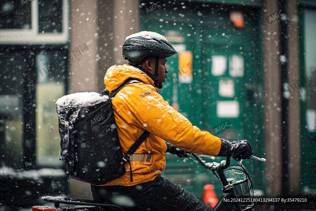 雪中騎車送貨
