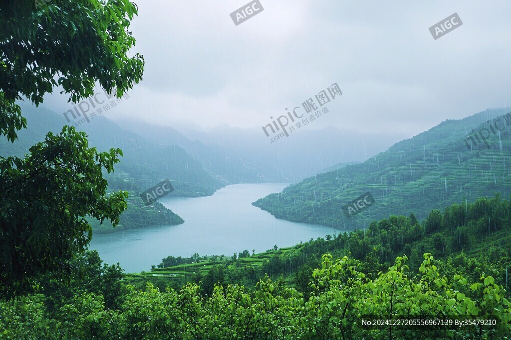 雨中水庫