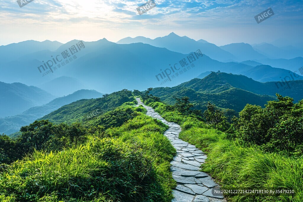 夏天旅游上山小路