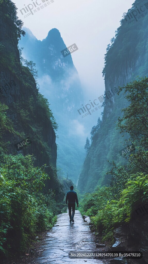 人在春山煙雨中
