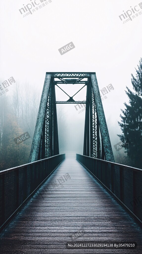 霧中紅色木橋