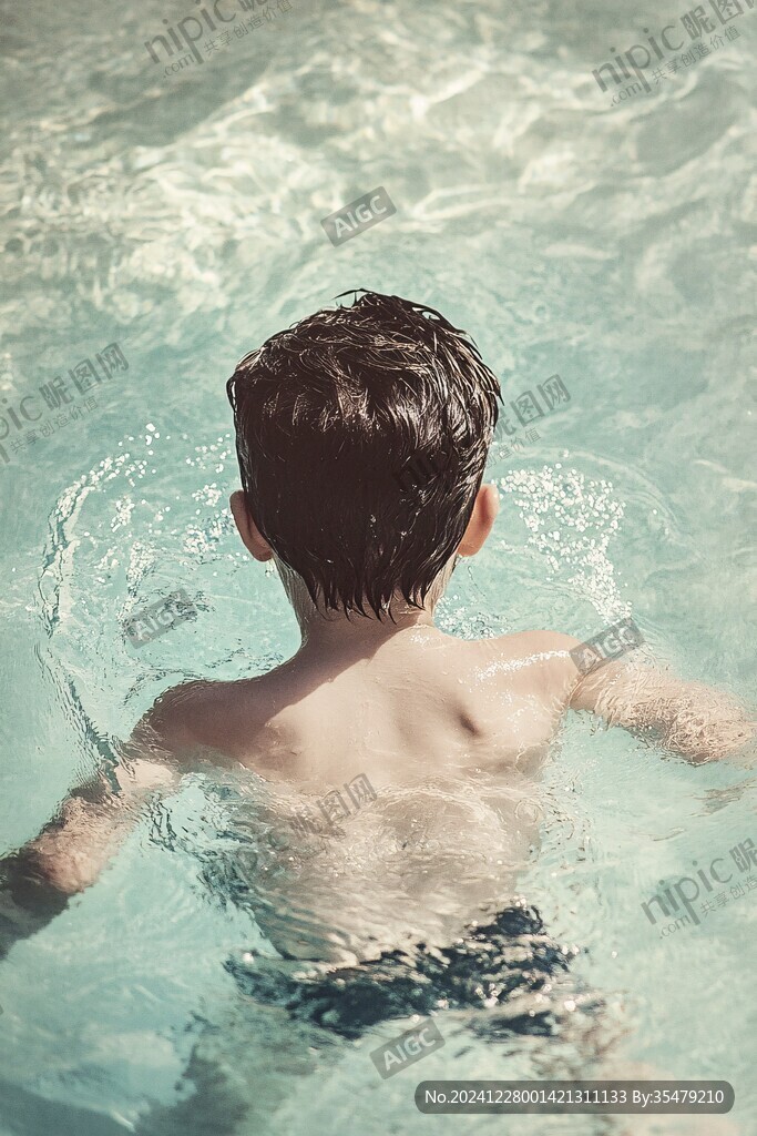 戲水少年