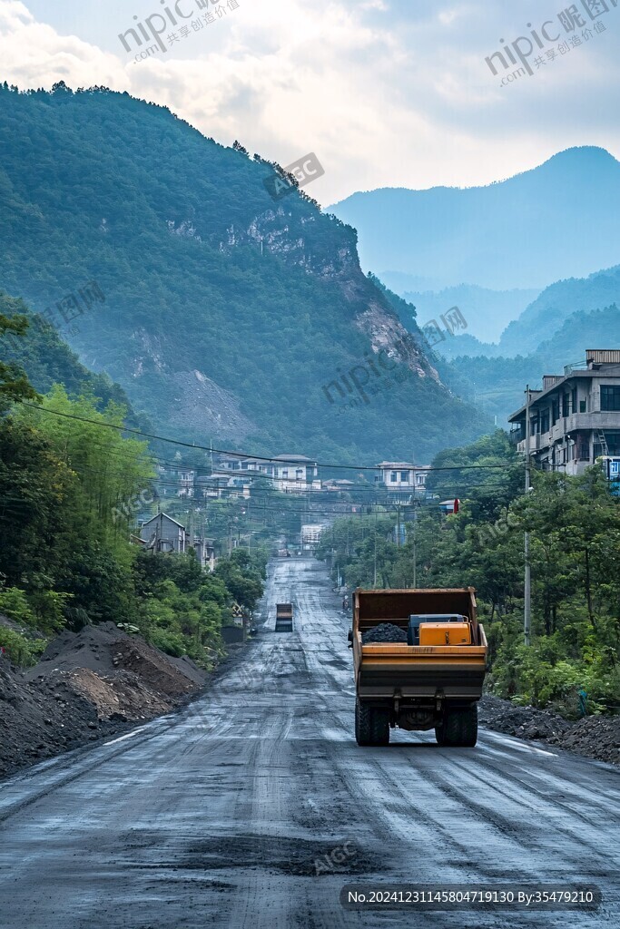 山腳下修路工地