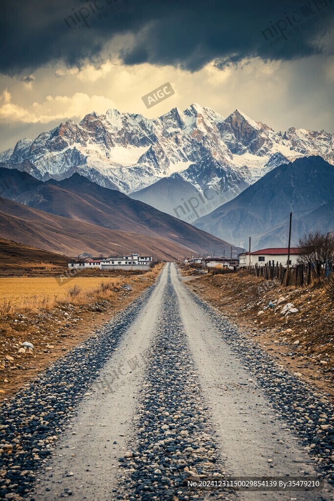 通往崗什卡雪峰的路