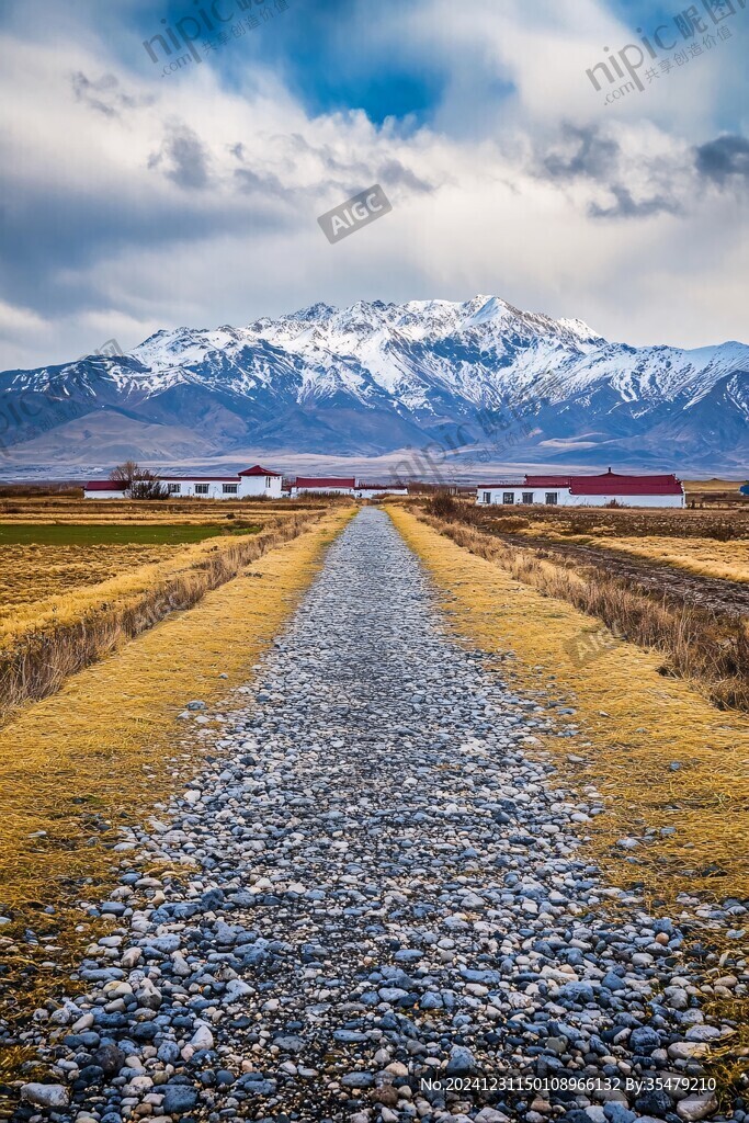 通往崗什卡雪峰的路