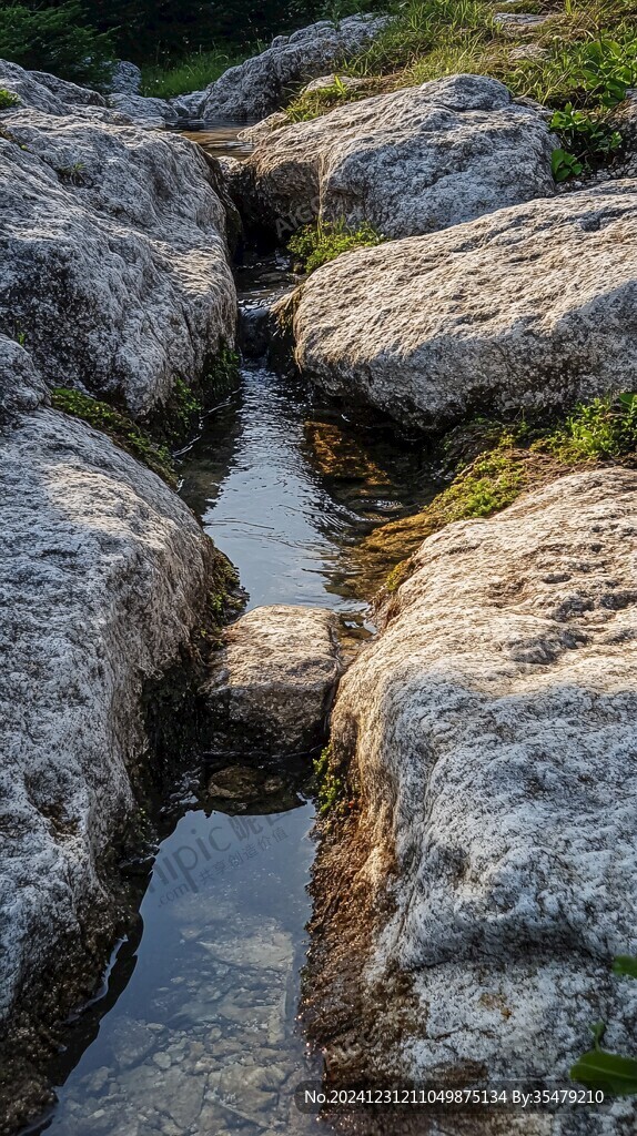 溪流石頭小水潭