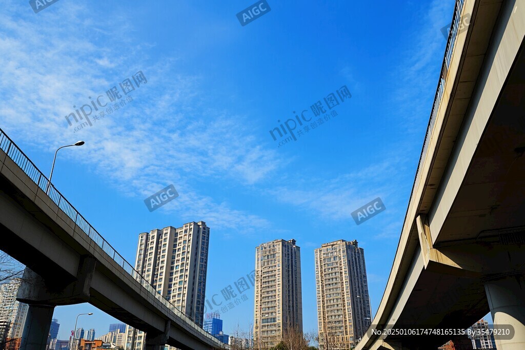 藍天白云下的高架