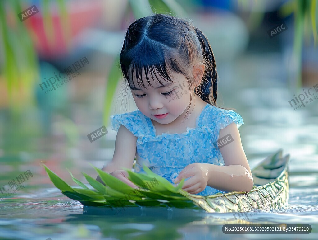 戲水的小姑娘