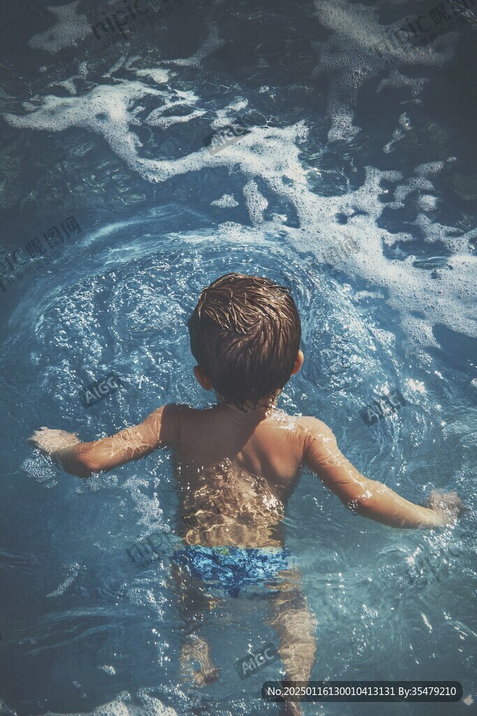 戲水少年