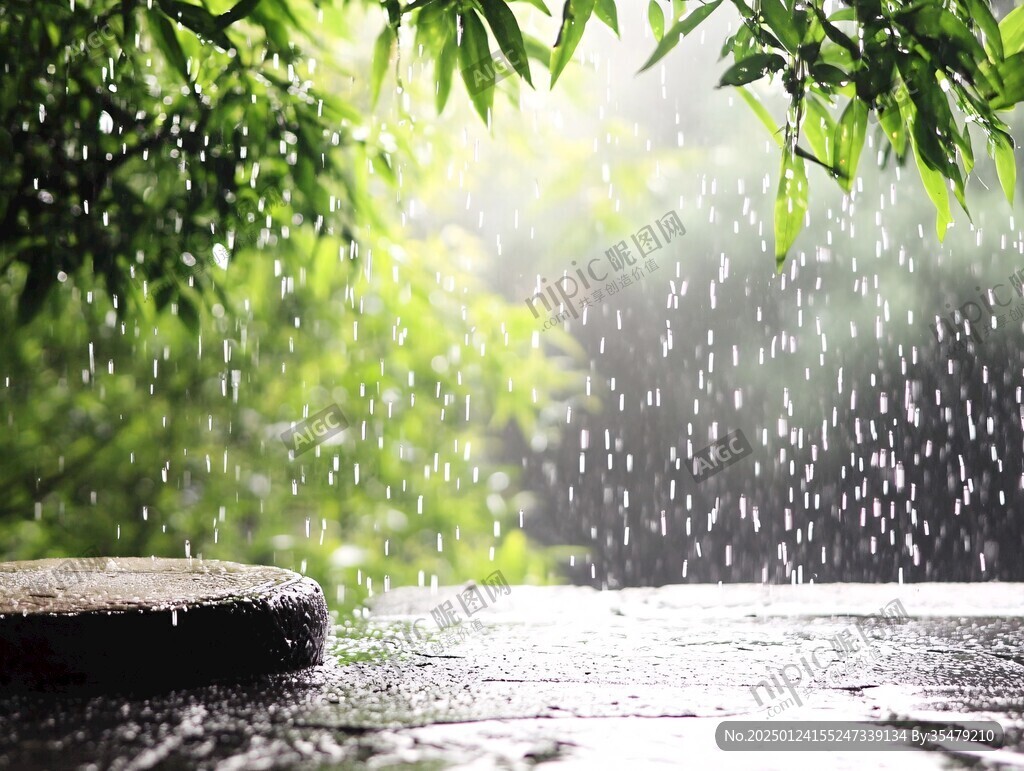 雨水流過瓦片