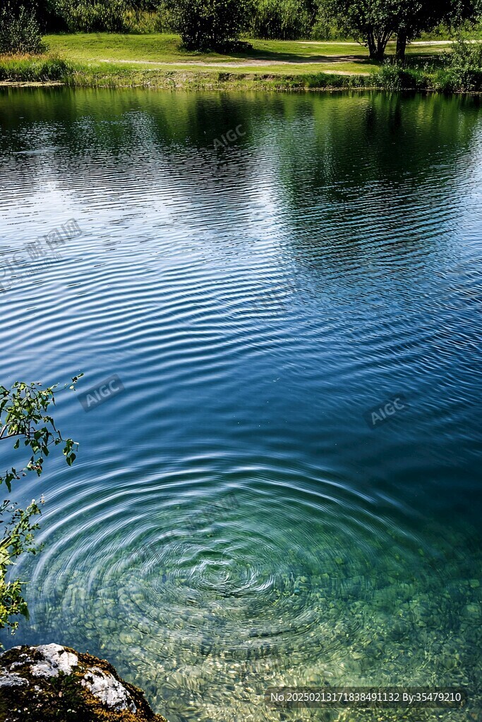 藍綠色湖水