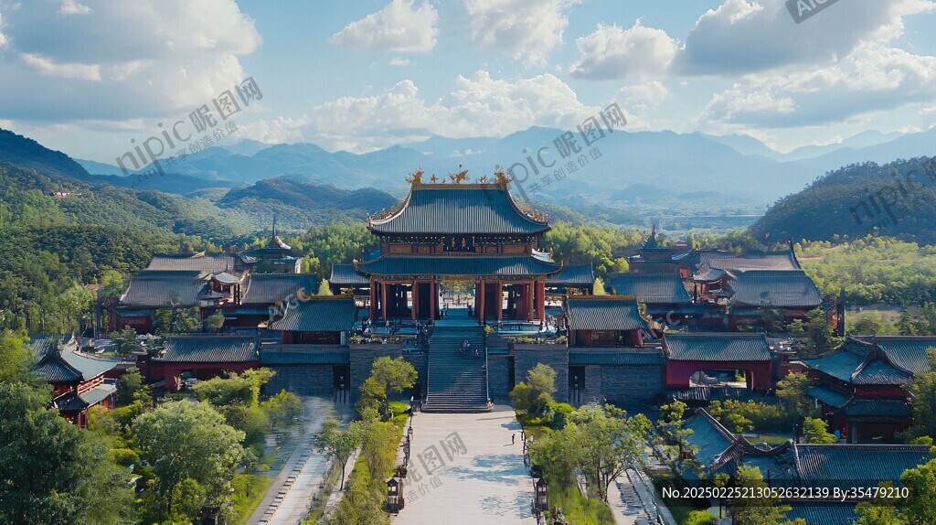 宏偉古建筑 綠樹環(huán)繞 遠(yuǎn)山為背景