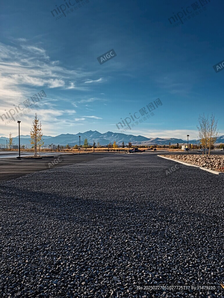 晴朗天空下的空曠停車場