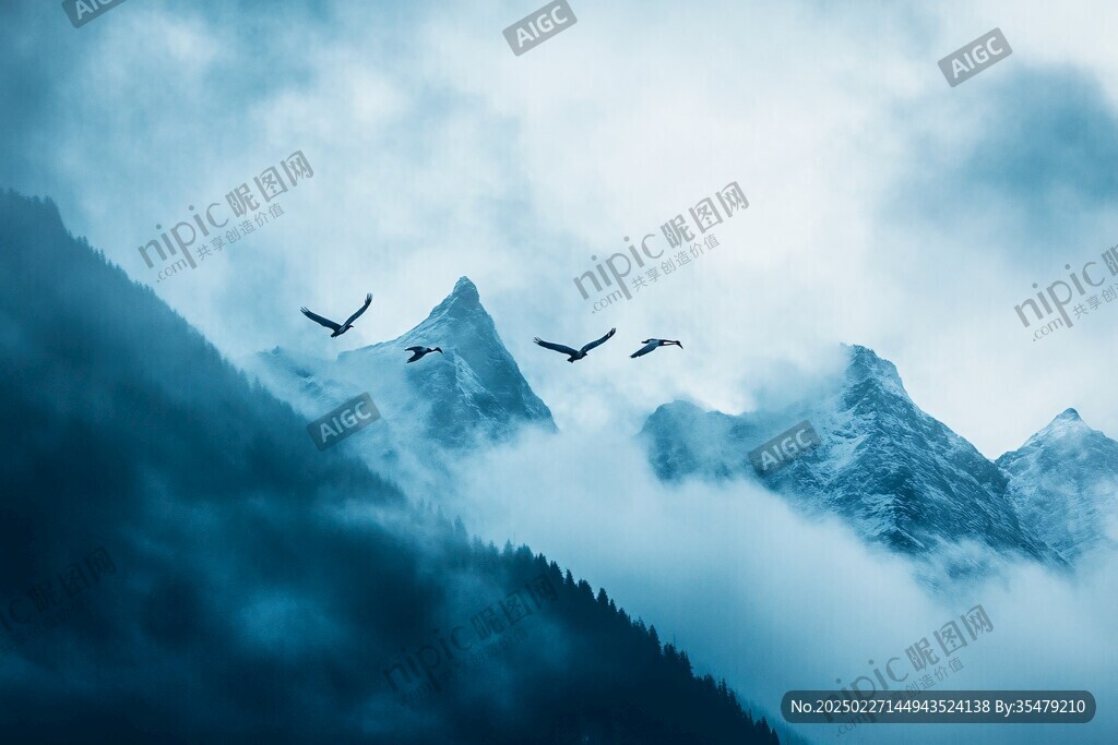 云霧繚繞的山脈中的遷徙之鳥