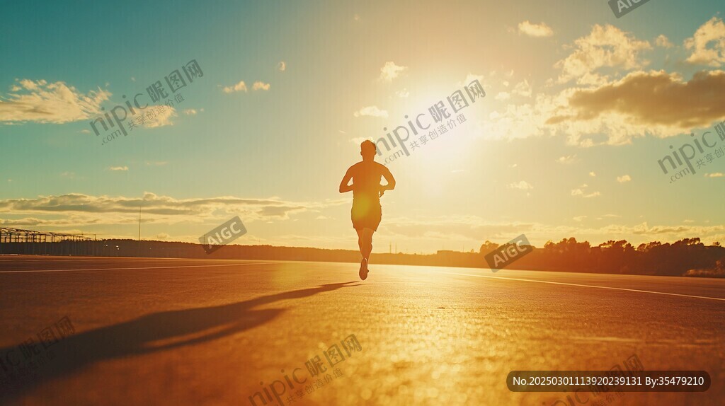 夕陽下的孤獨跑者