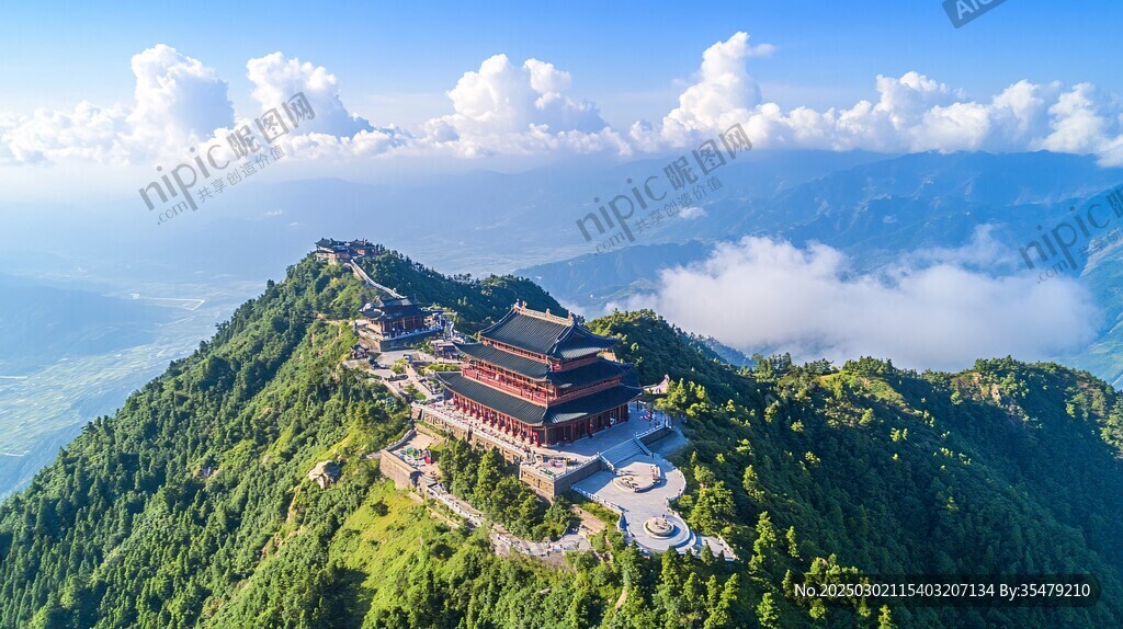 云霧繚繞的山頂宮殿