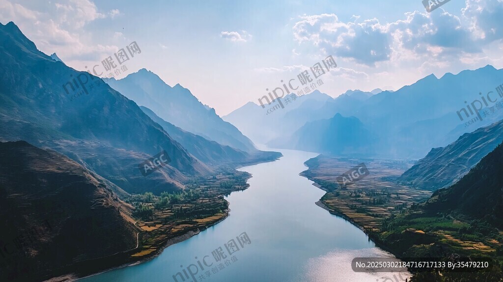 山谷中的蜿蜒河流