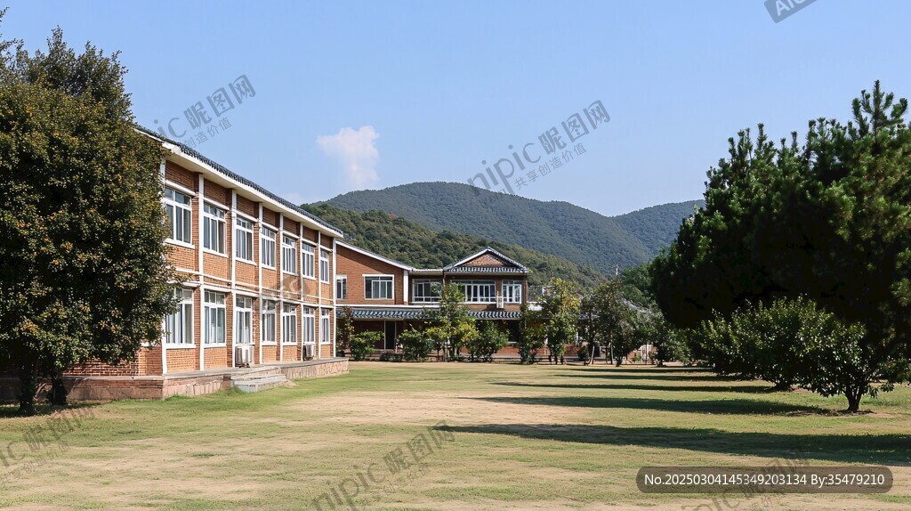碧波蕩漾的山間小屋
