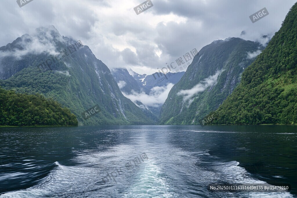 云霧繚繞的山水風景