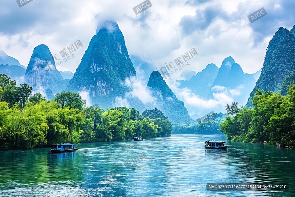 漓江風(fēng)景 雨后山水 綠色植被 藍(lán)色船只 云霧繚繞 喀斯特地貌 自然風(fēng)光 寧?kù)o景色 旅游目的地 中國(guó)桂