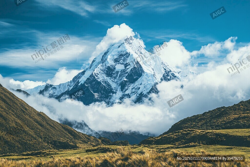 云霧繚繞的雪山風景