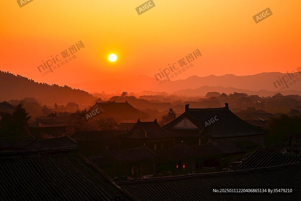 夕陽映照下的古城風貌