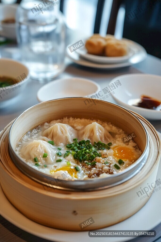 美味小籠包 搭配半熟蛋和蔥花 米飯蒸煮得恰到好處