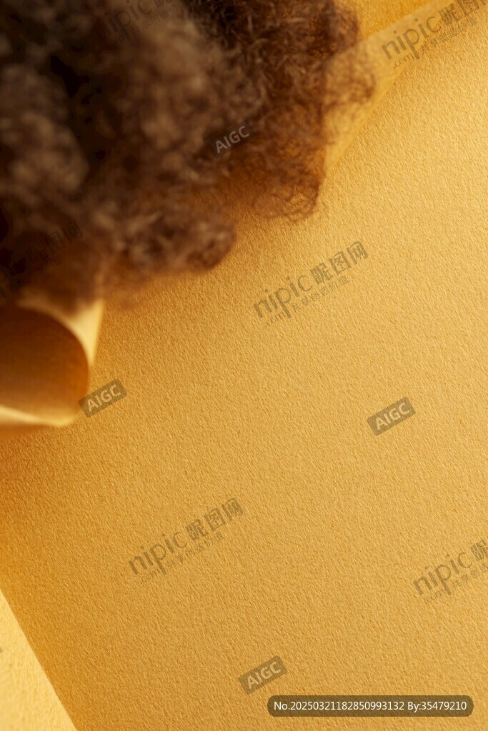 黃色背景上的毛絨質(zhì)地