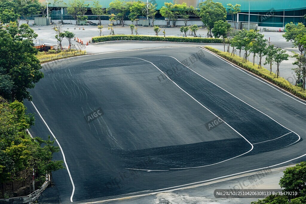 城市中的空曠瀝青運動場