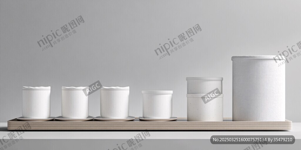 白色杯具整齊擺放在托盤上