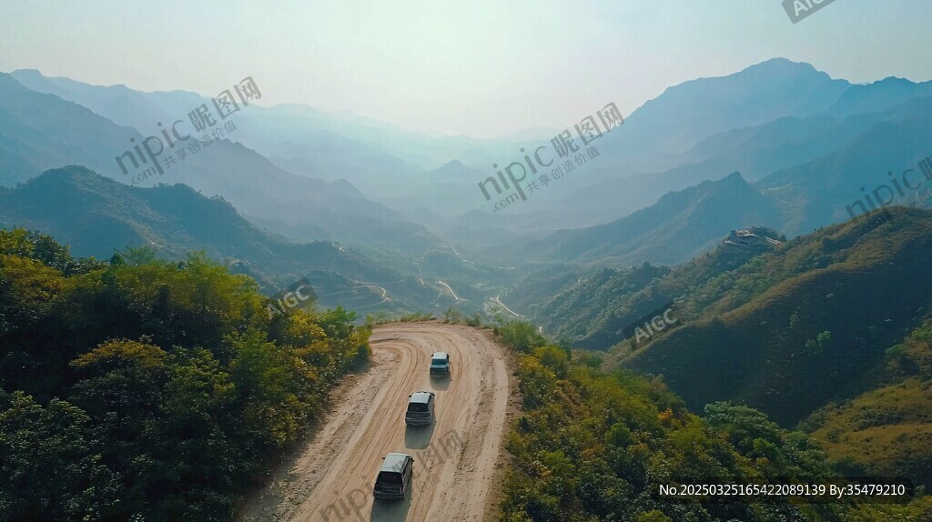 山間公路上的車輛穿行