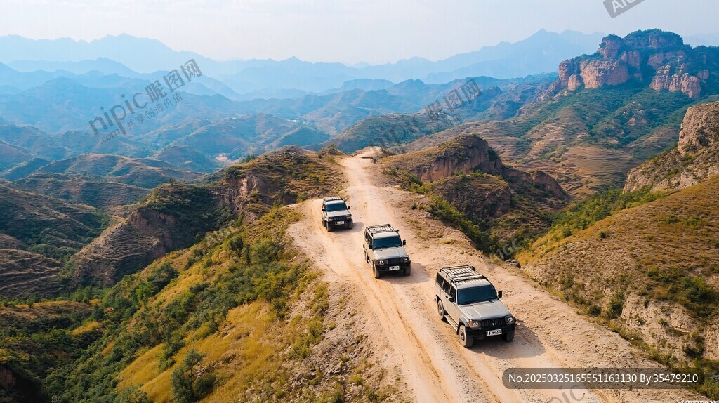 山間越野車隊行駛壯美風景