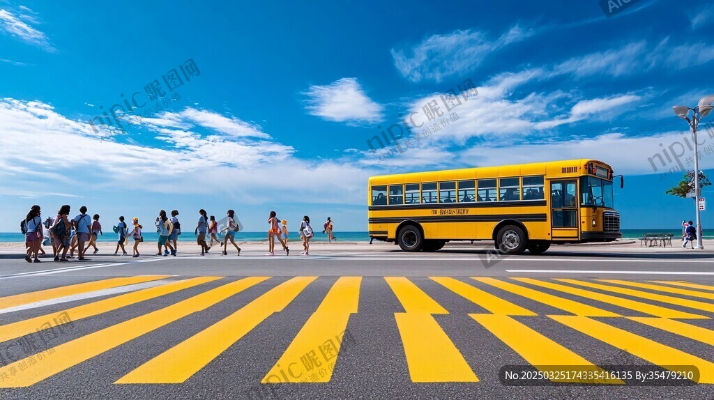 海濱公路上的黃色巴士與行人
