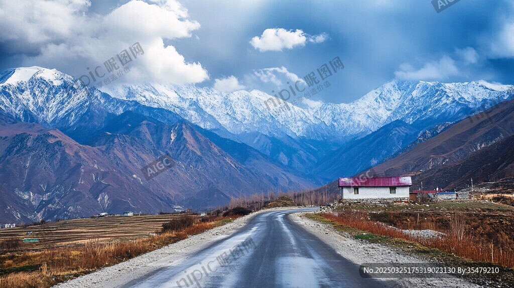 雪山下的公路美景