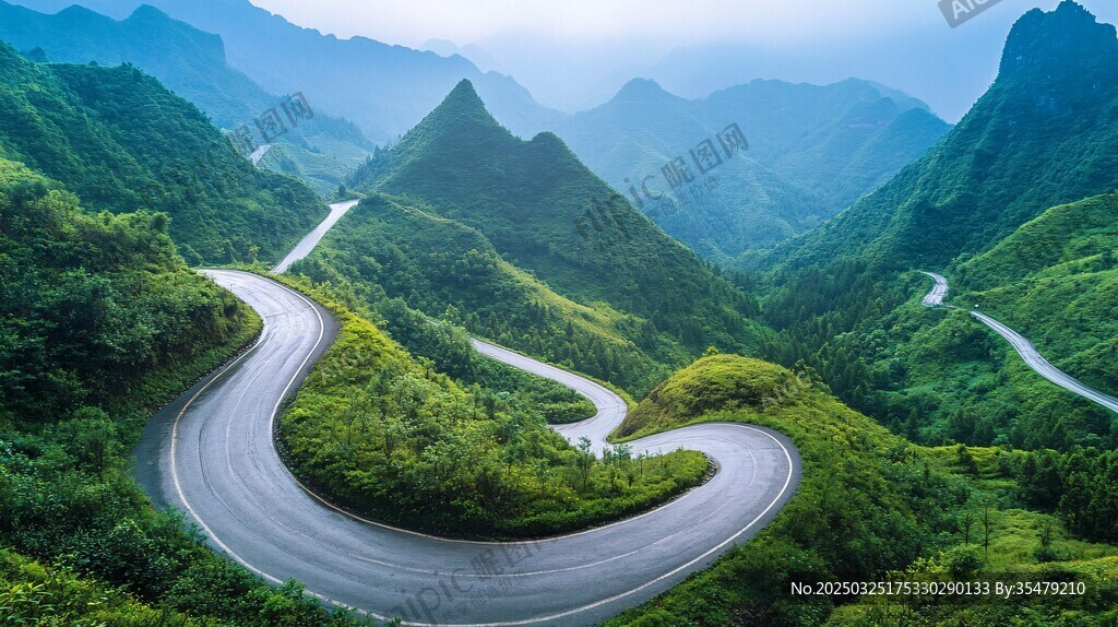 蜿蜒山路穿行于青山綠野間