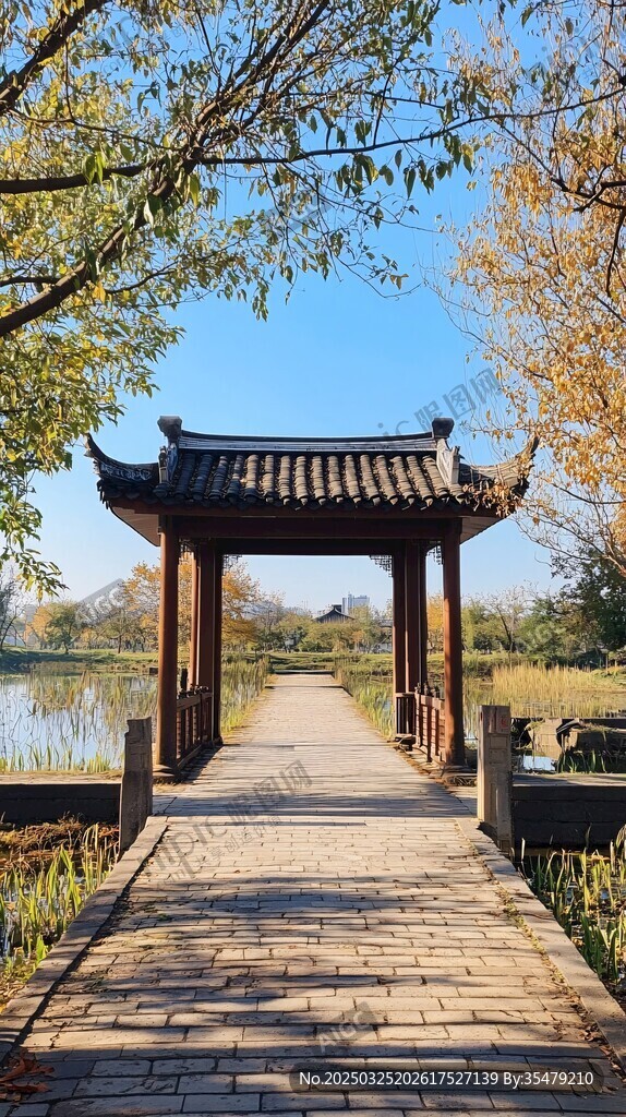 湖畔古亭 秋日靜謐景致